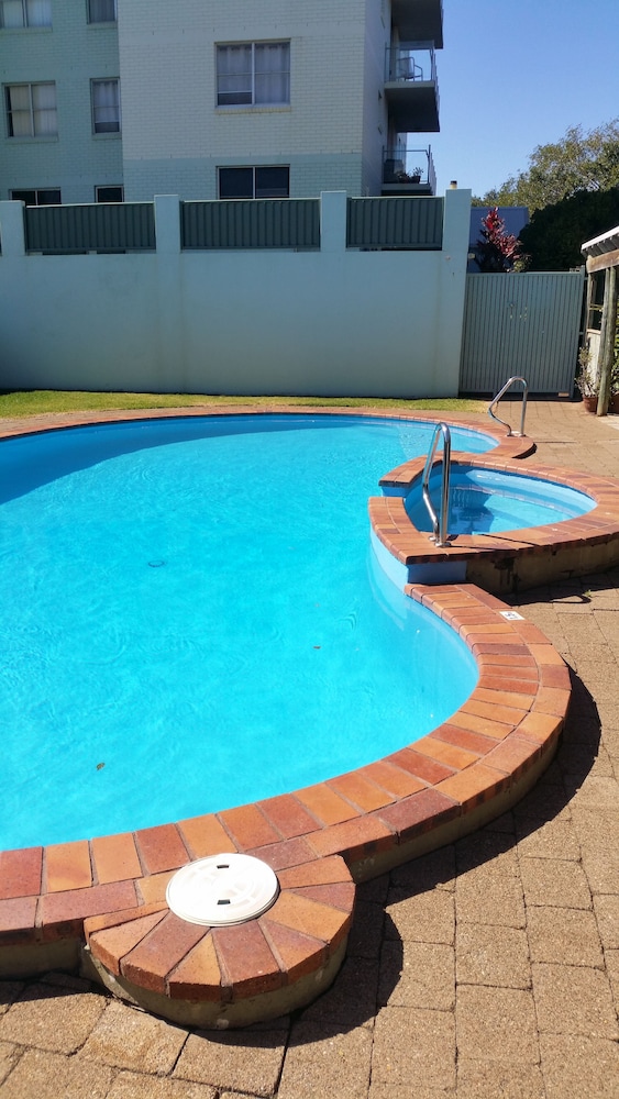 Tradewinds Apartments 45/50