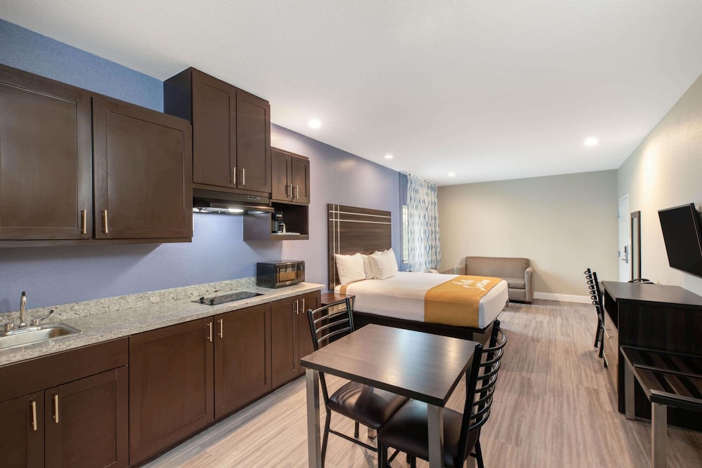 Days Inn & Suites By Wyndham La Porte 11/17