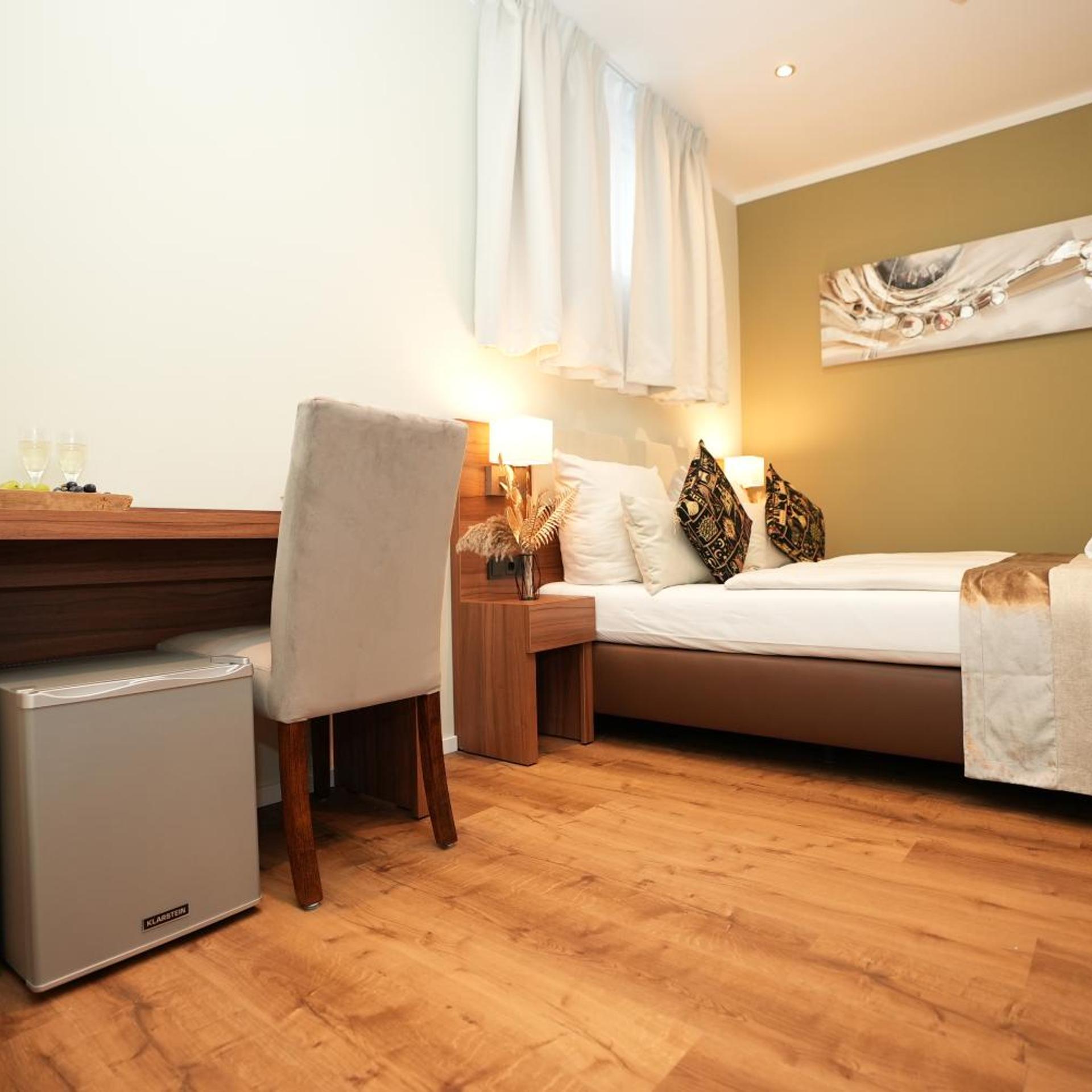 Budget, Basement, Double Bed، Hotel Attache 8/10