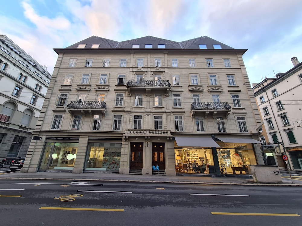 Top City Center Lion Monument 3/50