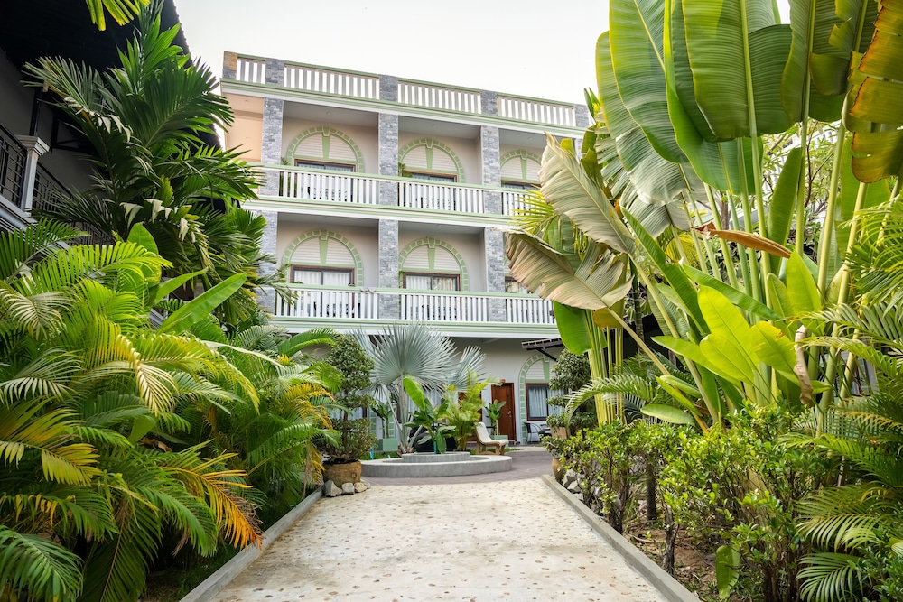Reveal Courtyard in Reveal Angkor 8/60