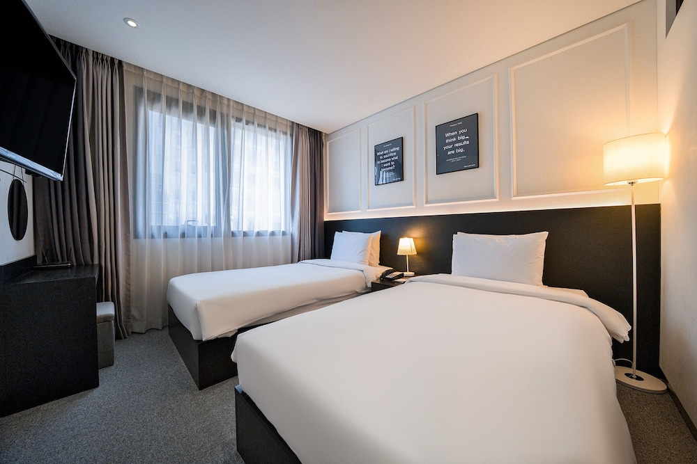Vella Suite Hotel 24/50