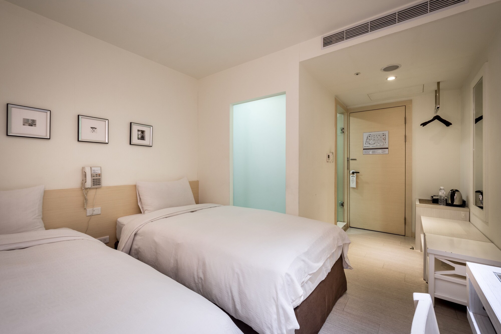 SUPERIOR, TWIN BEDS, NO WINDOW