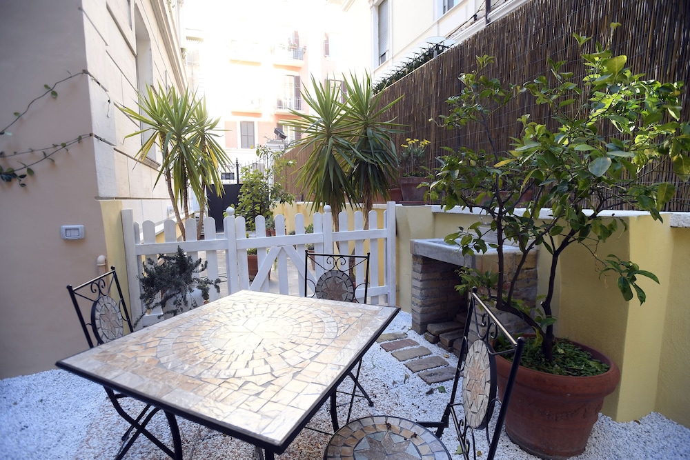 Santi Quattro Apartment & Rooms - Colosseo 36/49
