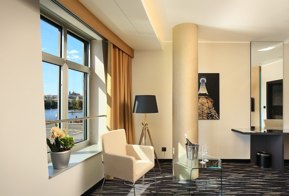 DANCING HOUSE HOTEL 51/75