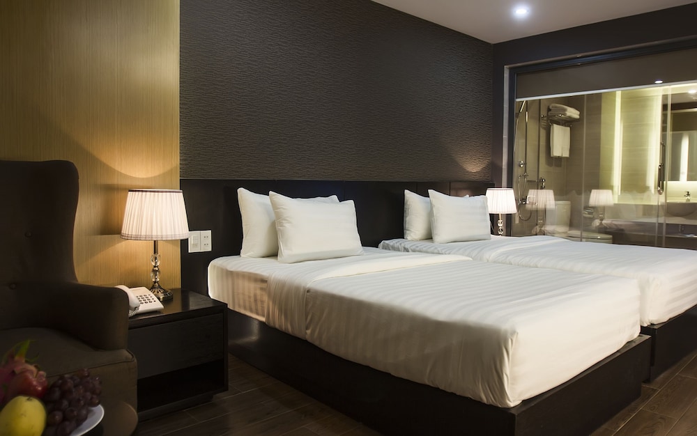 Golden Hotel 14/29