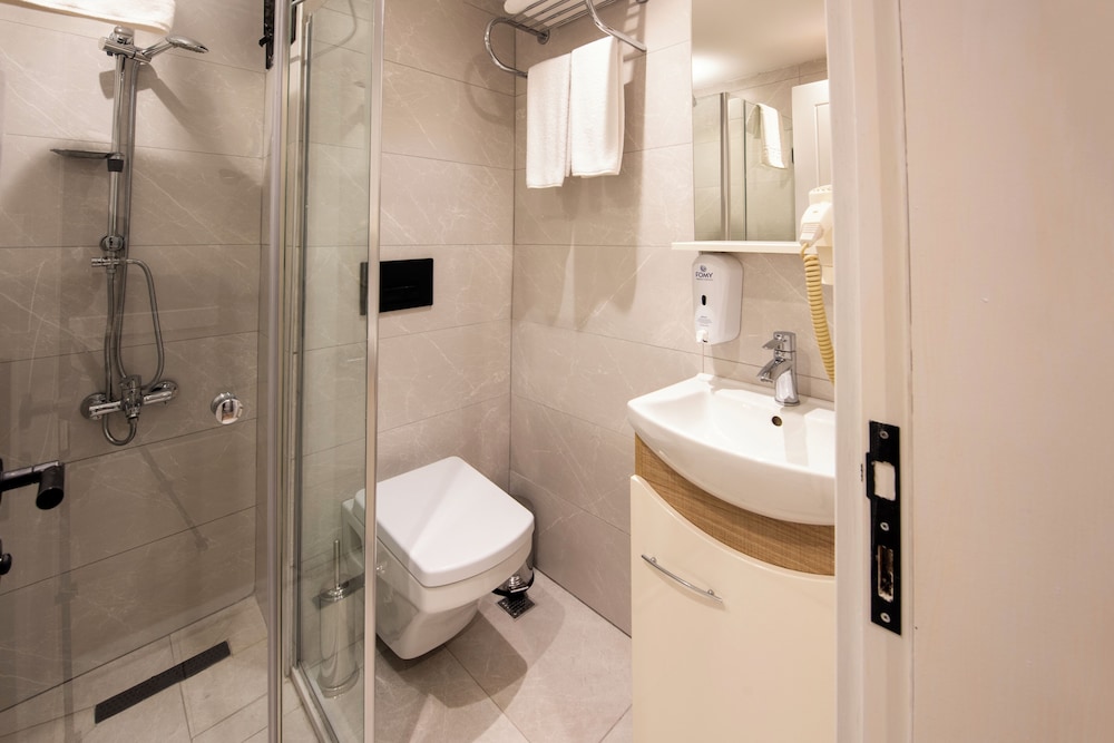 B Guest Hotel 62/66