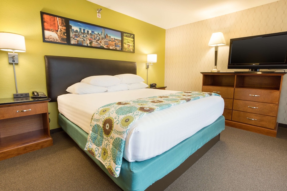 2 Rooms, Suite, King Bed, Sofa, Drury Inn & Suites Near the Galleria Houston 2/5