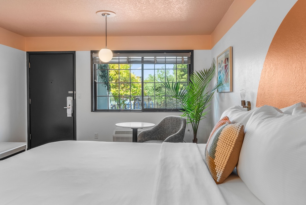 STANDARD, KING BED