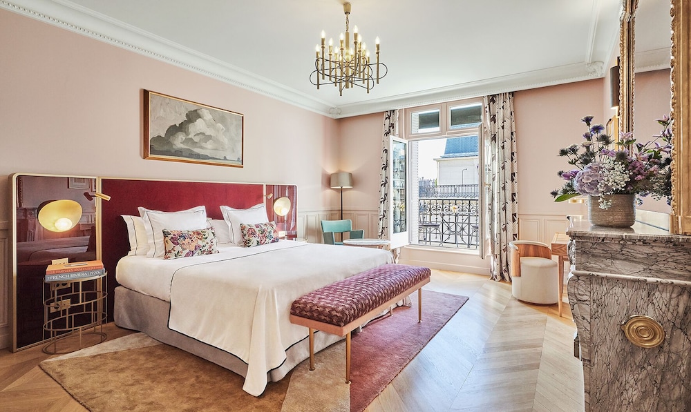 EXECUTIVE, BALCONY