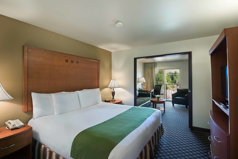 Oxford Suites Yakima 10/45