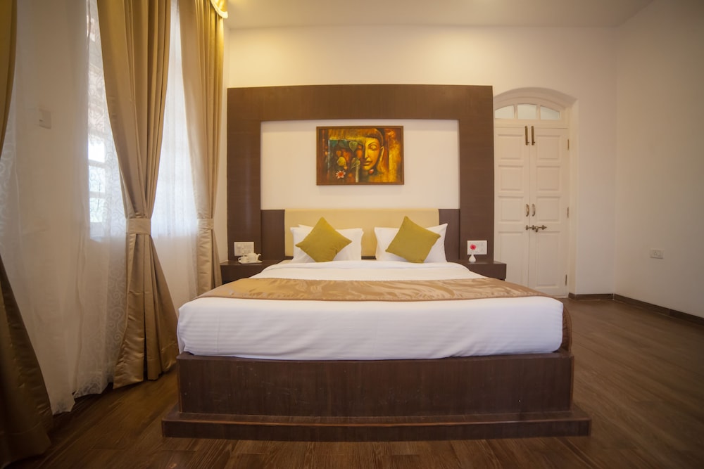 Executive, King Bed, Valley View