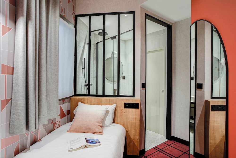 ROOM, SINGLE