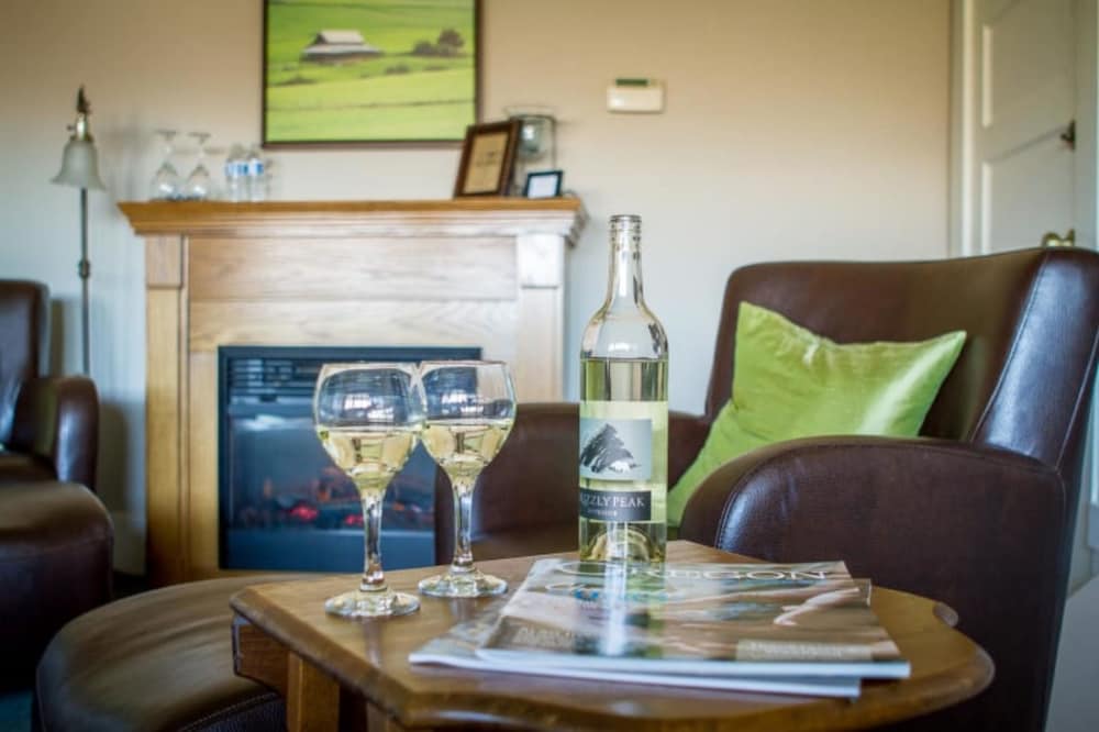 Oak Hill Bed & Breakfast 40/50