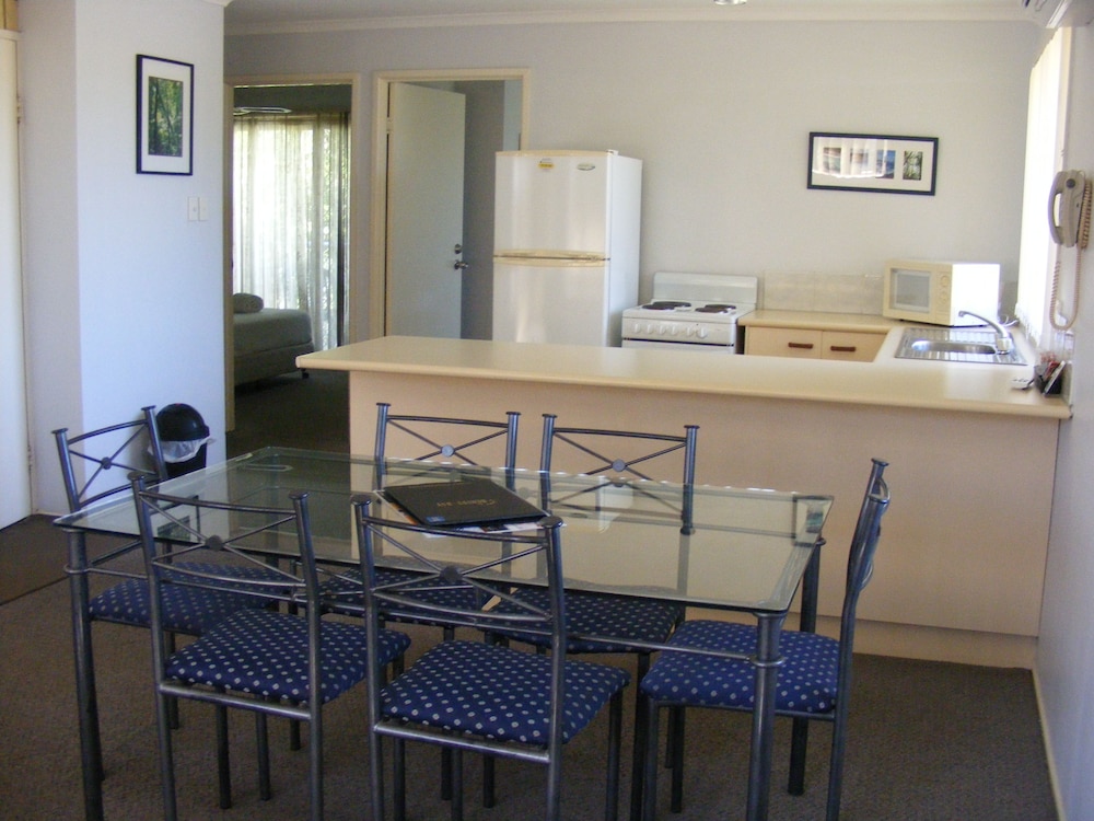 BEACHSIDE MOTOR INN 25/27