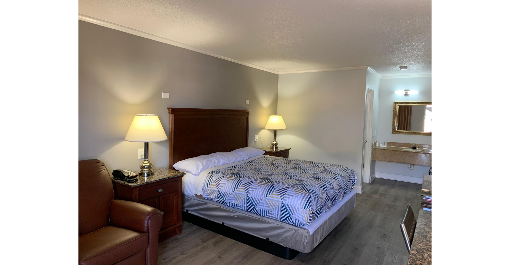 1 King Bed - Non-Smoking, Micfridge