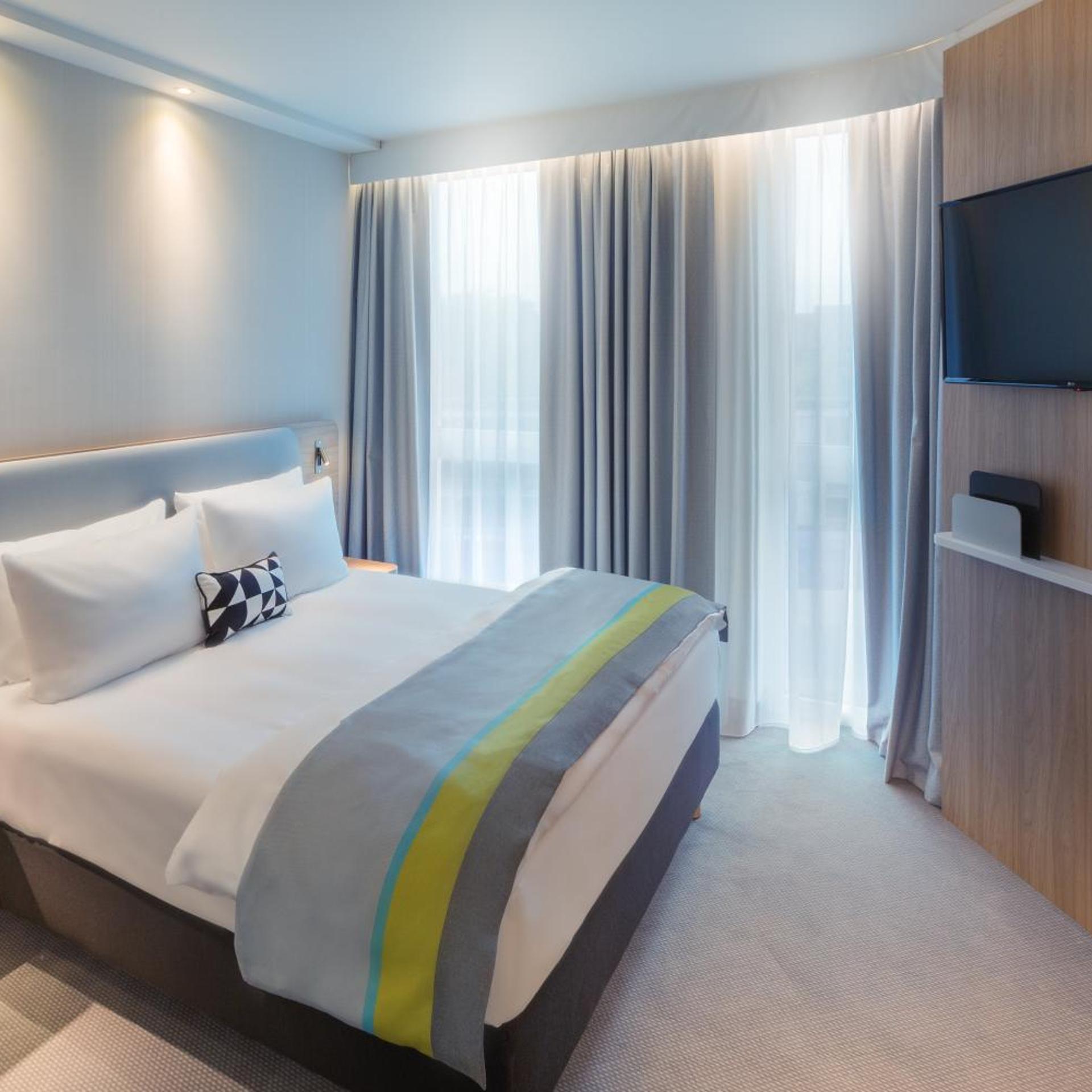 Standard, King Bed, Queen Bed, Courtyard View, Top Floor