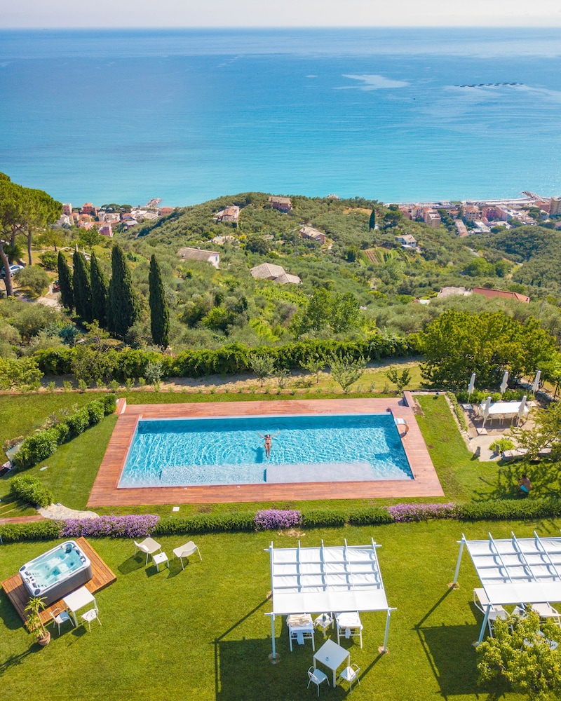 Villa Riviera Suites 39/50