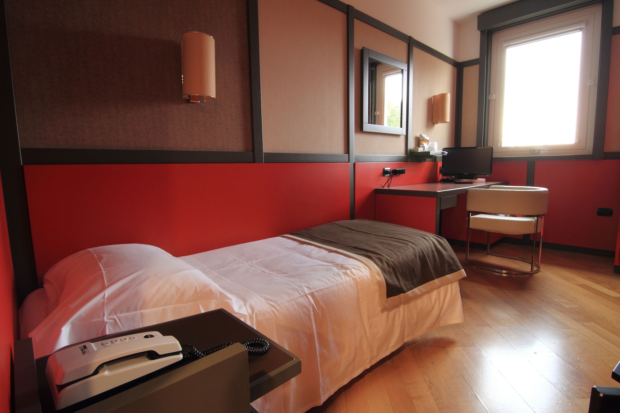 ROOM, SINGLE