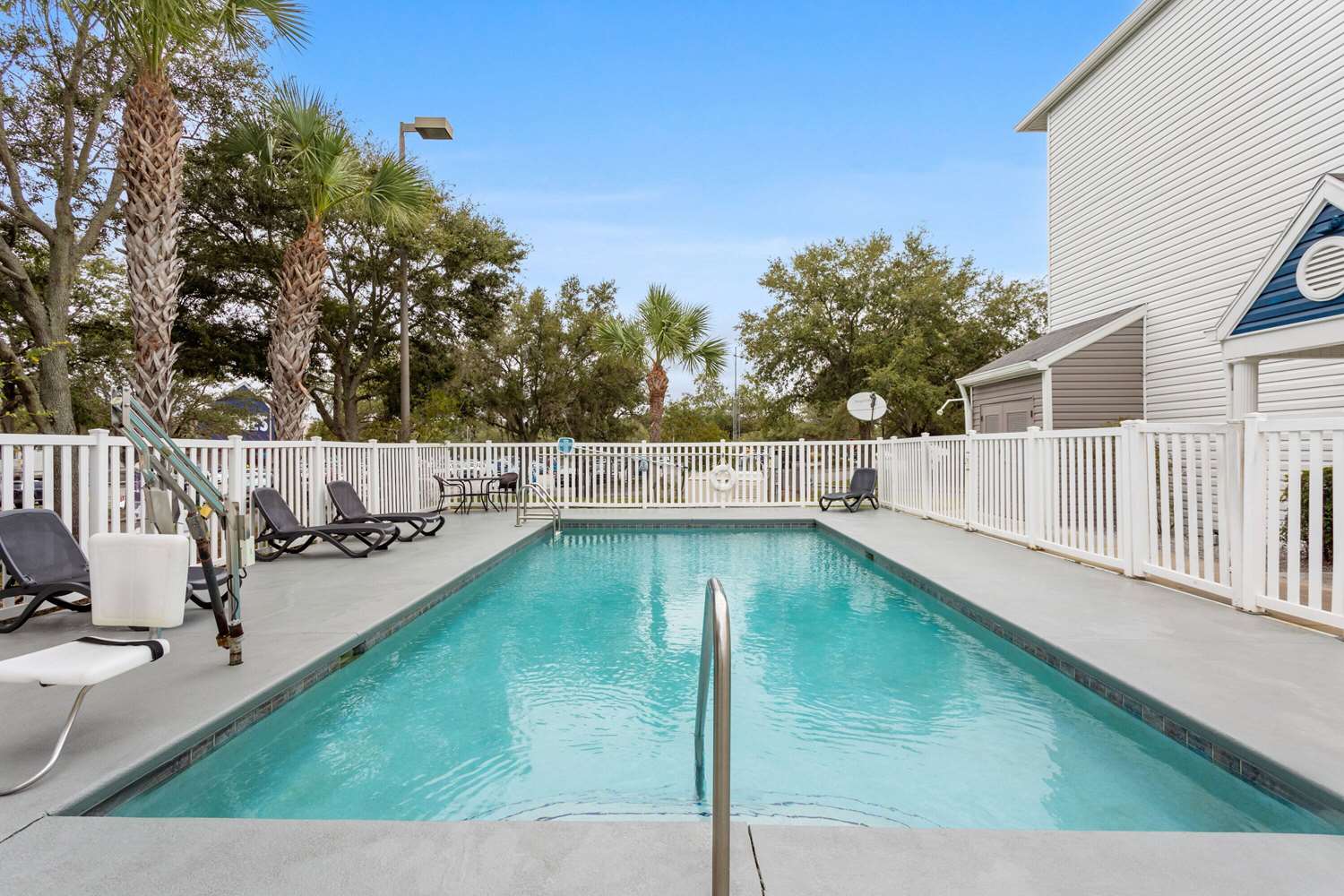 Microtel Inn Suites By Wyndham Zephyrhills 27/48