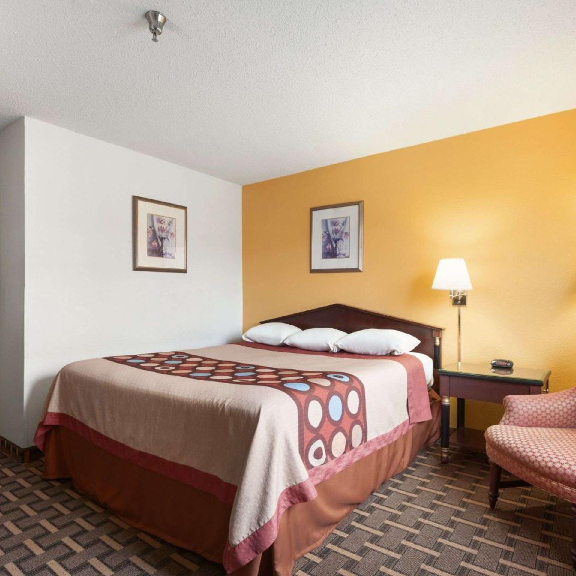 جناح استوديو بسرير كوين، Brookville Inn 2/2