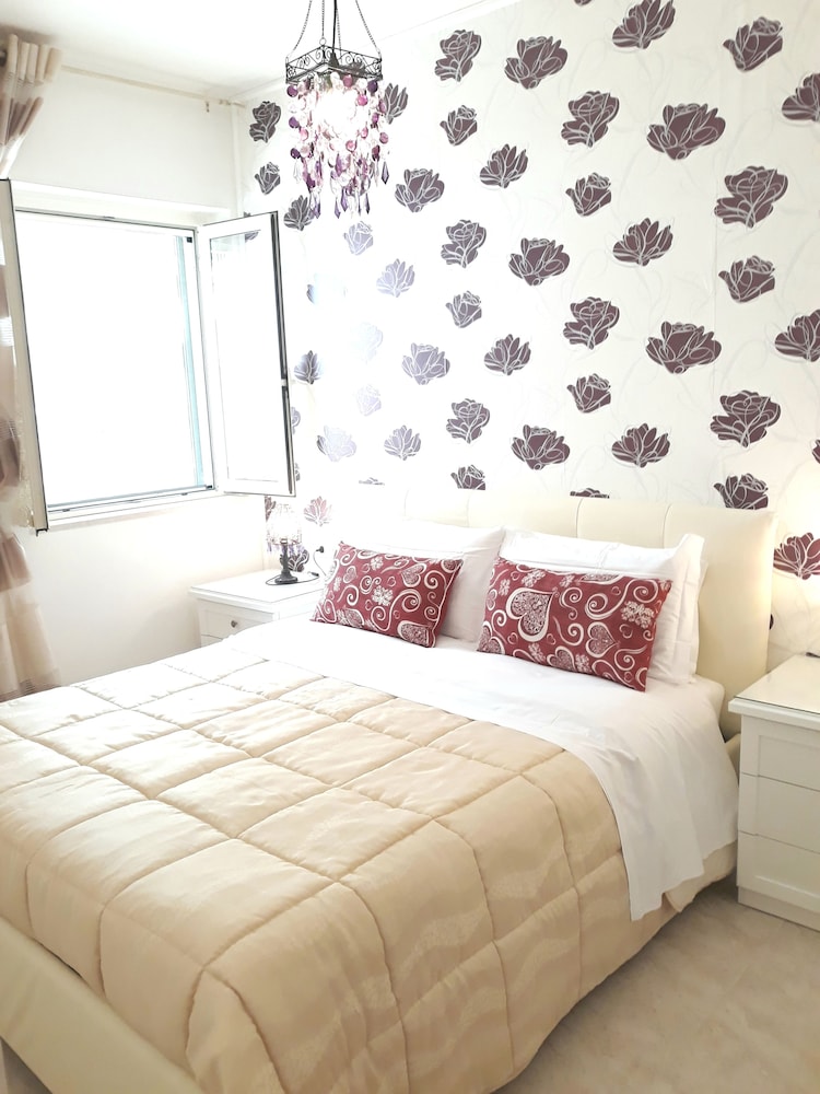 2 BEDROOMS, DESIGN, VILLA, KITCHENETTE