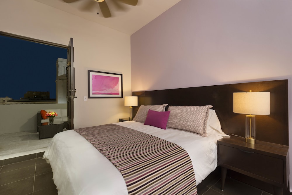 Decanter Hotel 30/47