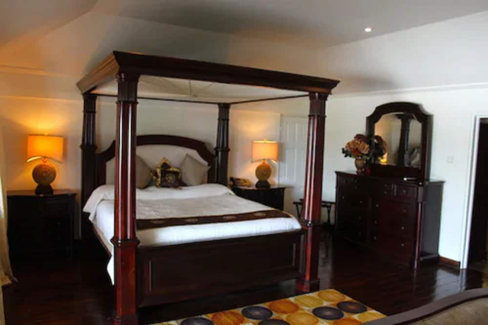Beachcombers Hotel 20/77