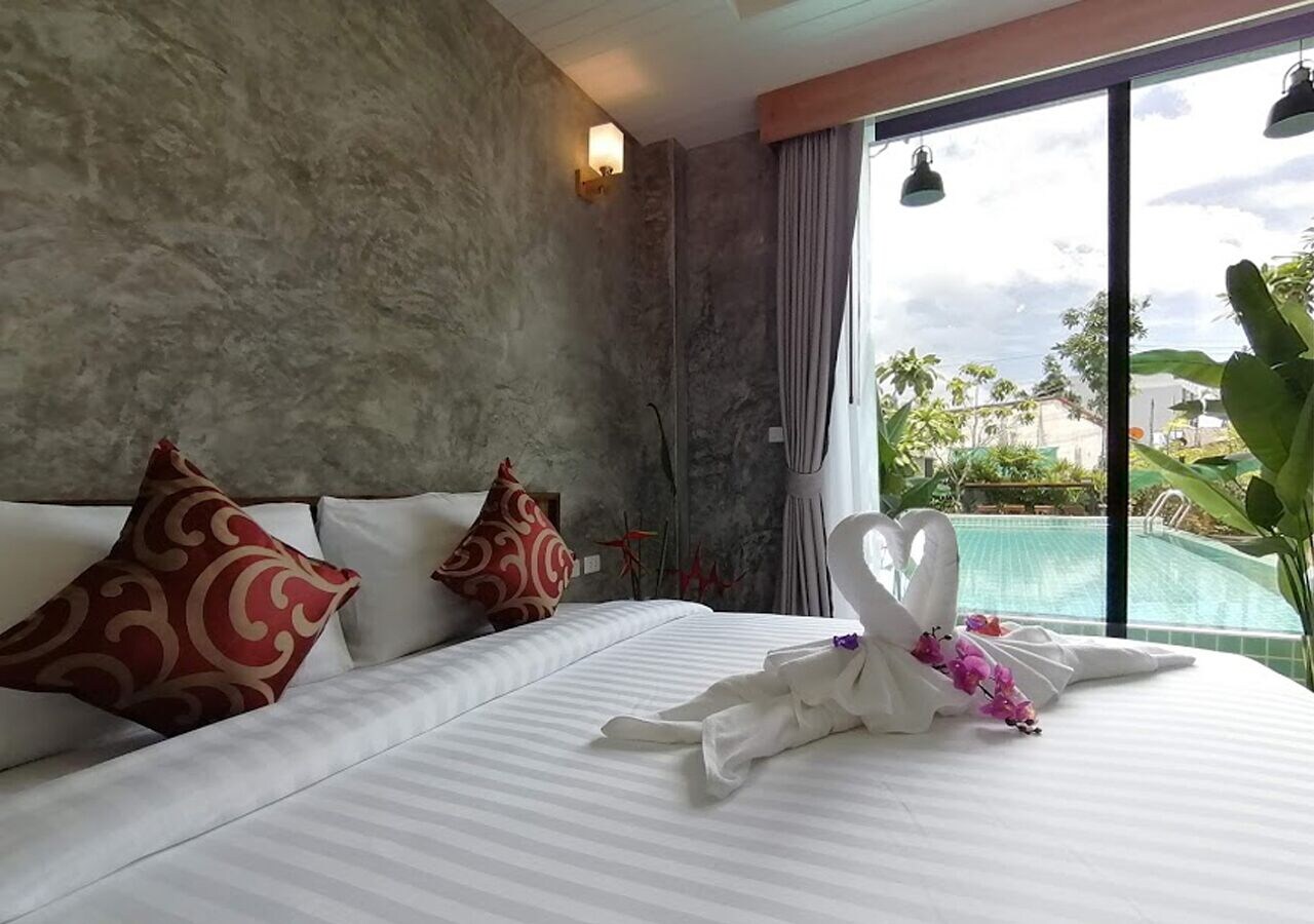 STANDARD, KING BED, POOL SIDE