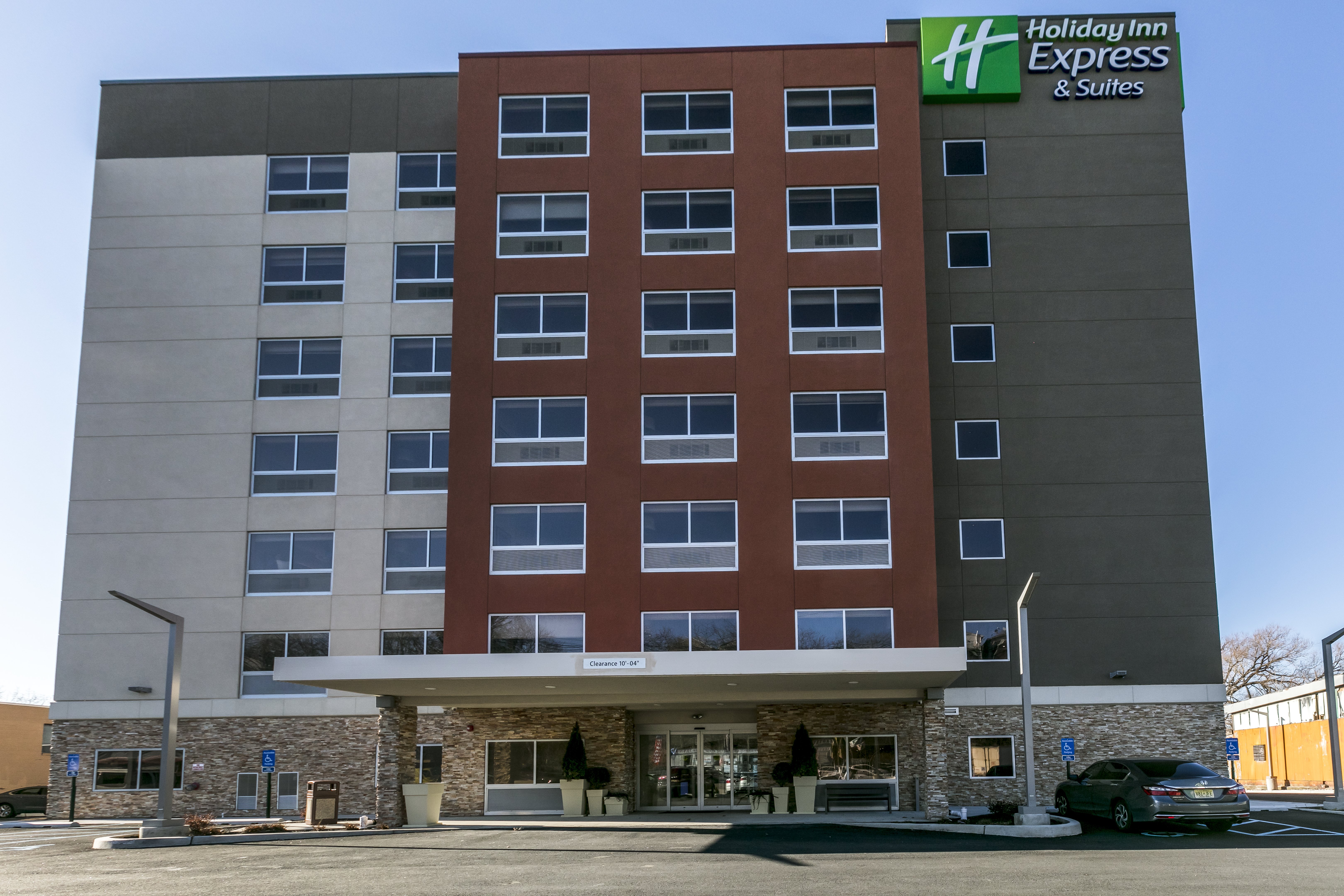Holiday Inn Express Suites Jersey City North Hoboken 6/39