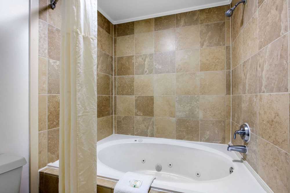Quality Inn Athens I-65 / Huntsville Area West 12/31