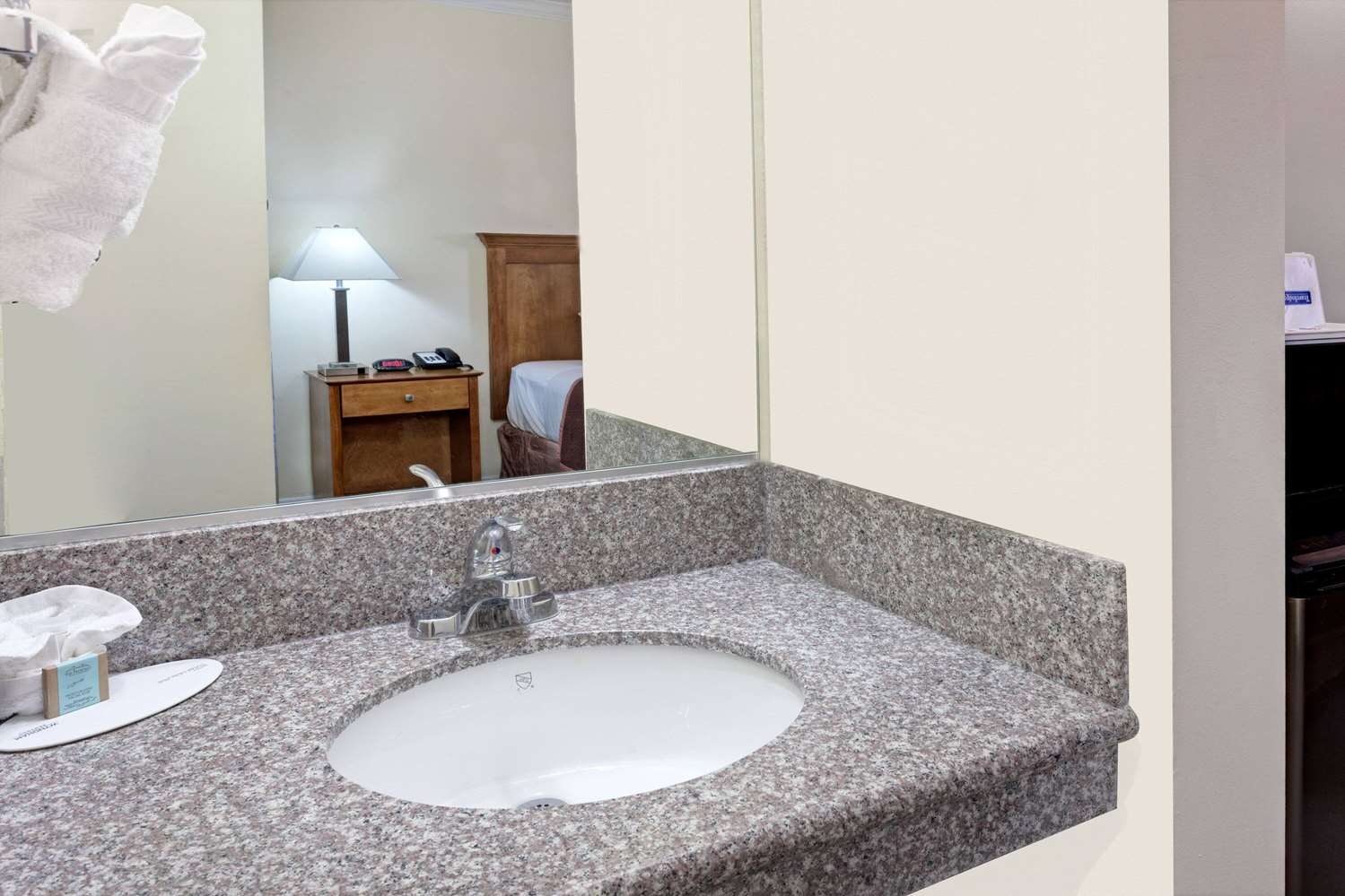 Travelodge By Wyndham Pasadena Central 2/6