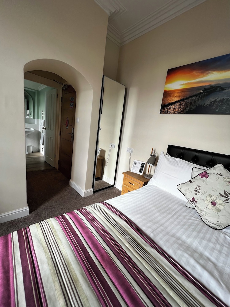 Queenswood Hotel 16/45