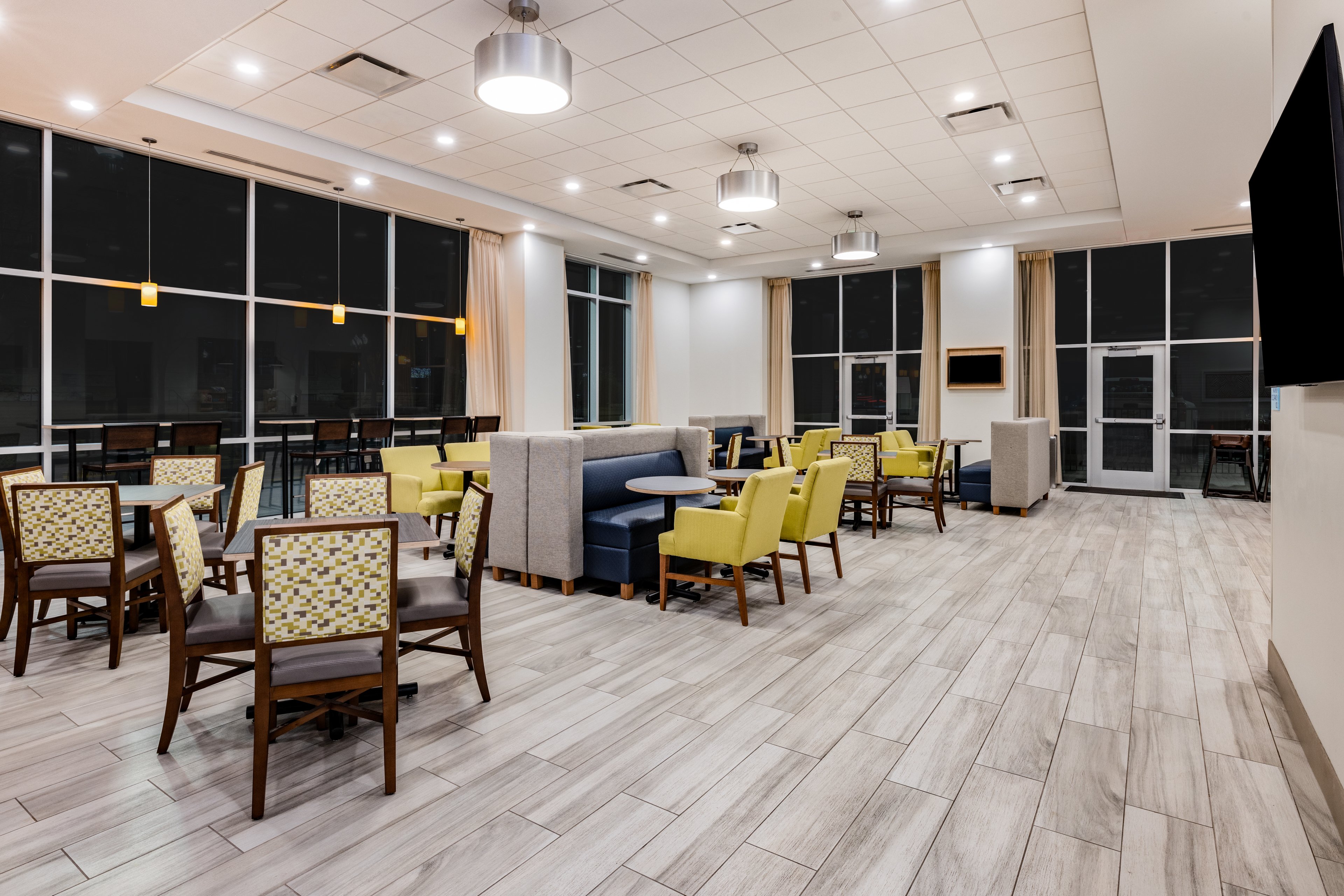 Holiday Inn Express & Suites Lincoln Downtown 43/55
