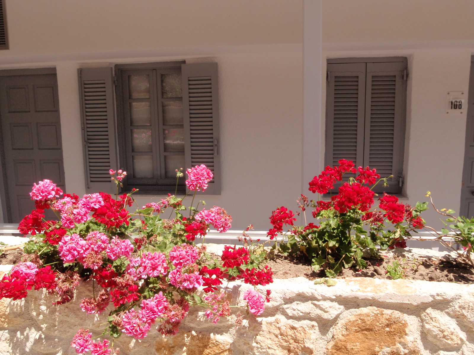 WHITE SUITES 39/39