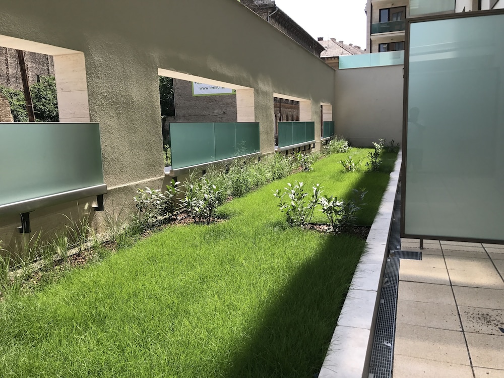 Corvin Rose Apartment Hotel 40/46