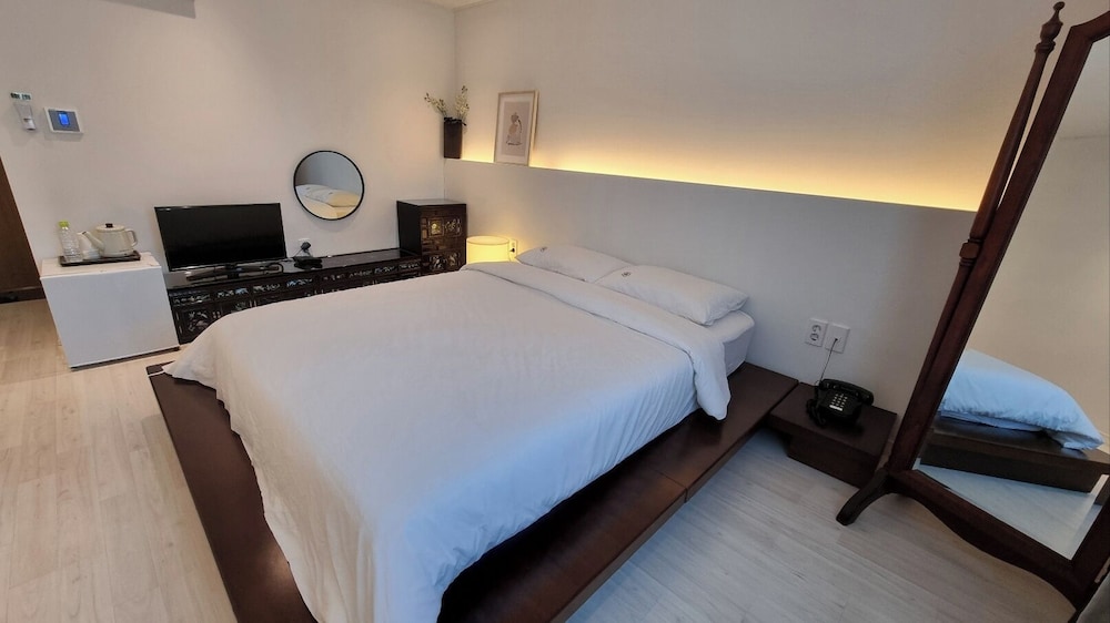 KOREAN, DELUXE, DOUBLE BED