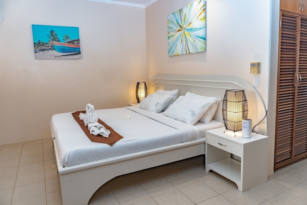 1 Bedroom, Premier, Suite, Queen Bed, Ocean Front، Quo Vadis Dive Resort 3/10