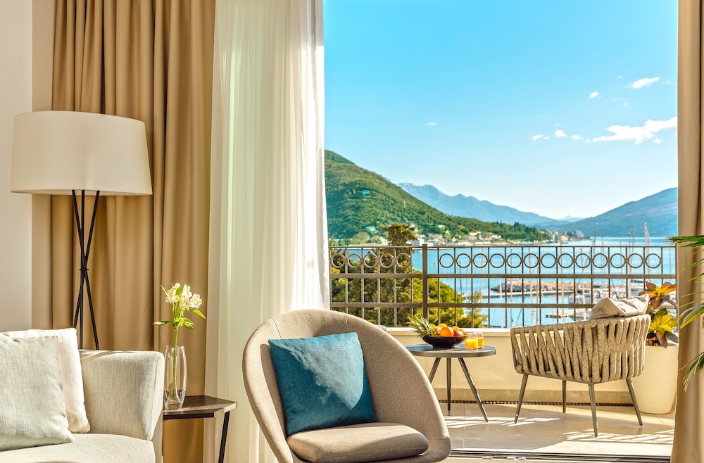 Lazure Hotel and Marina 25/50