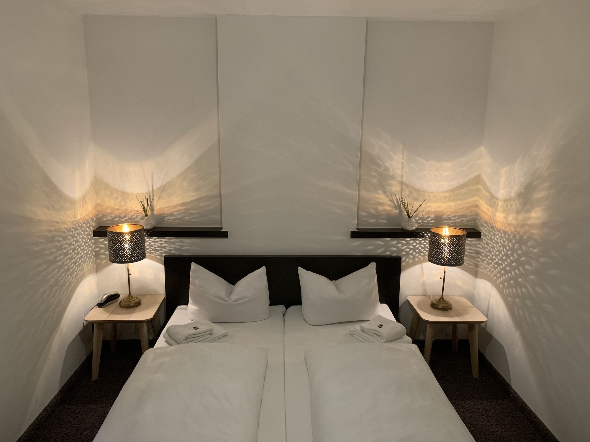 ROOM, SINGLE