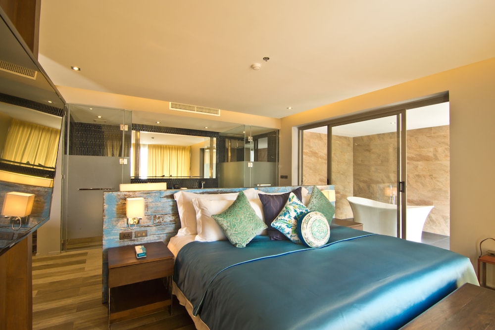 POOL, PRESTIGE, SUITE, KING BED