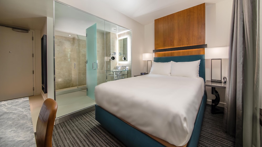 ROOM, QUEEN BED