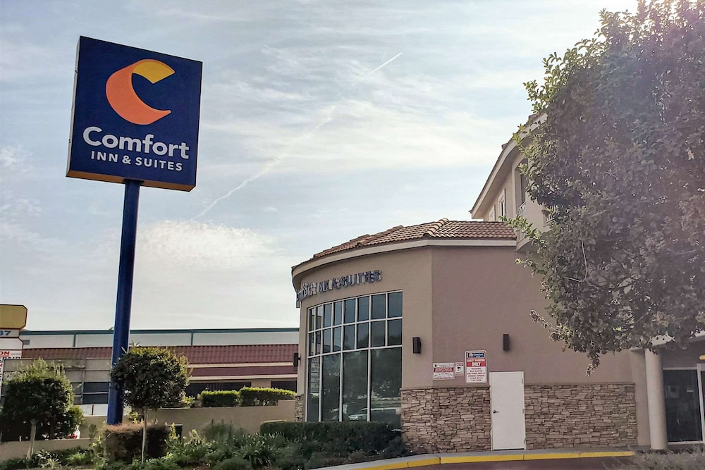 Comfort Inn & Suites Near Universal - N. Hollywood - Burbank 3/68