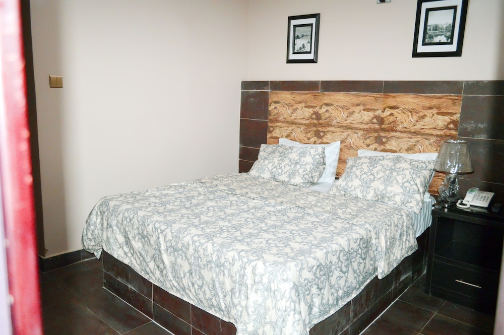 Inglesias Suites 8/25