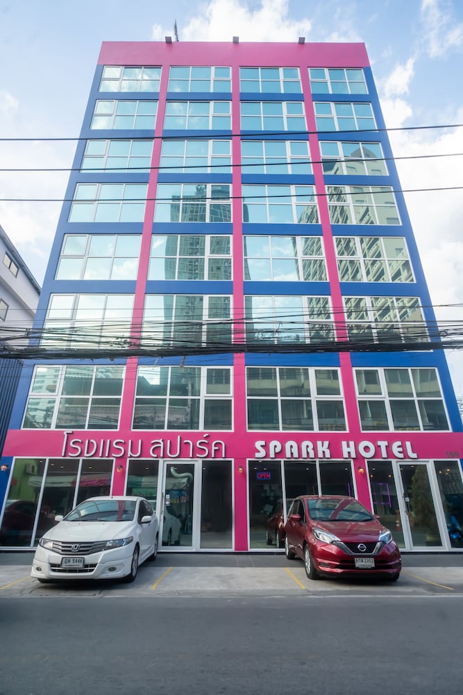 SPARK Hotel - MRT Queen Sirikit 13/16