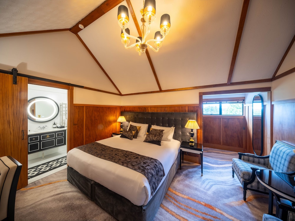 Lodge, King and Twin Beds