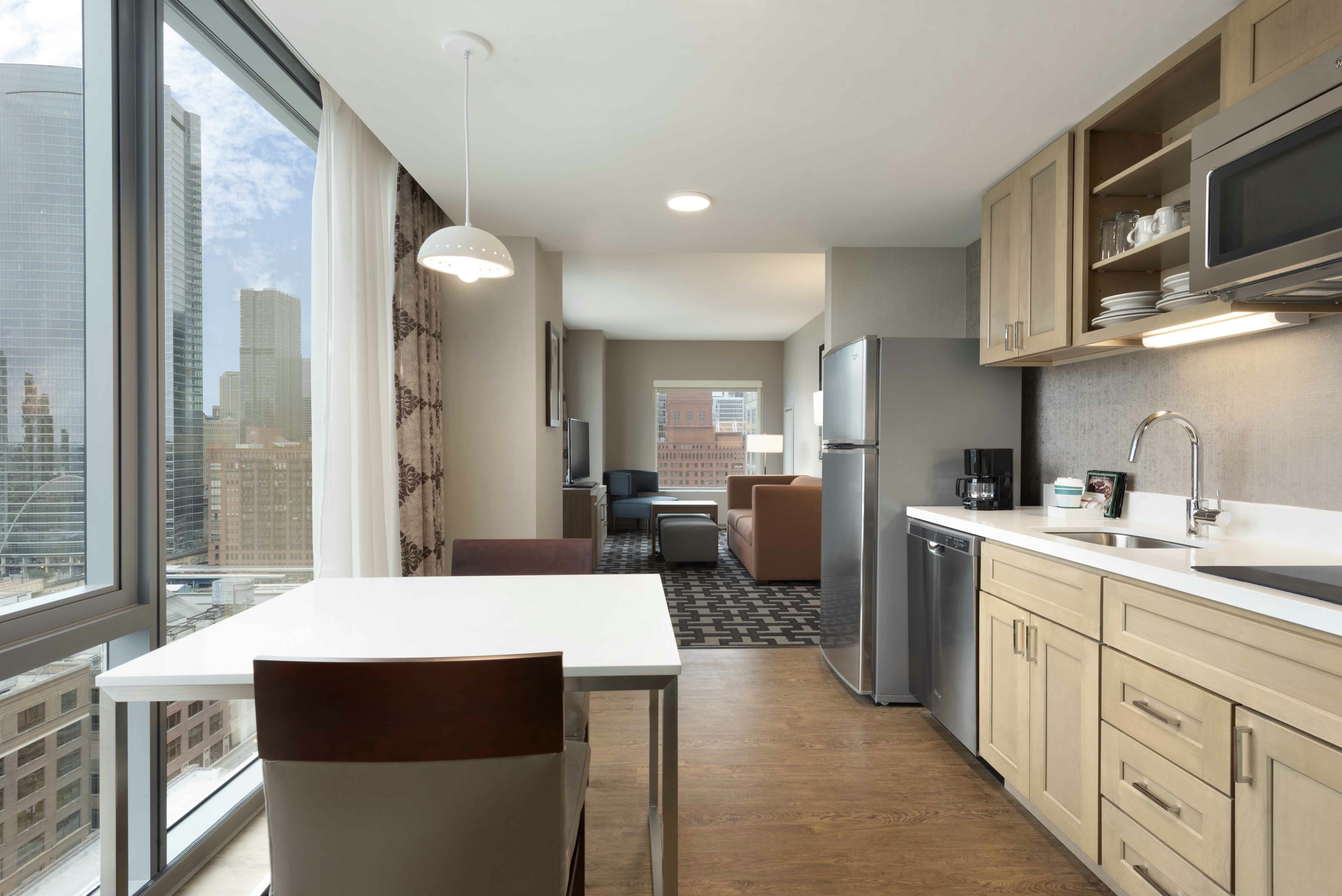 1 Bedroom, Suite, 2 Queen Beds, Skyline View، Homewood Suites by Hilton Chicago West Loop Fulton Market Area 2/5