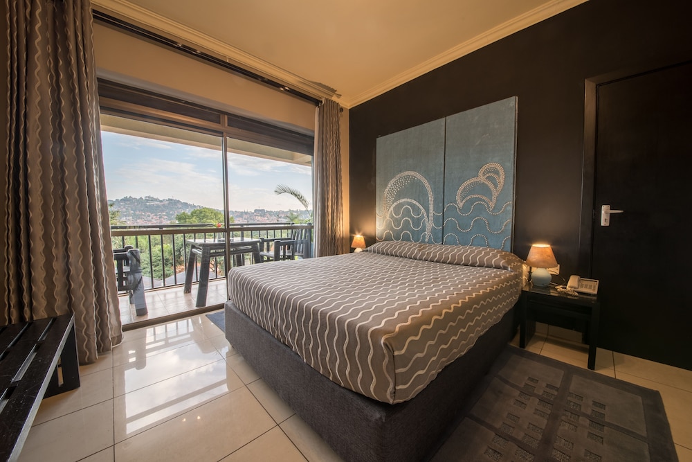 Dolphin Suites 23/63