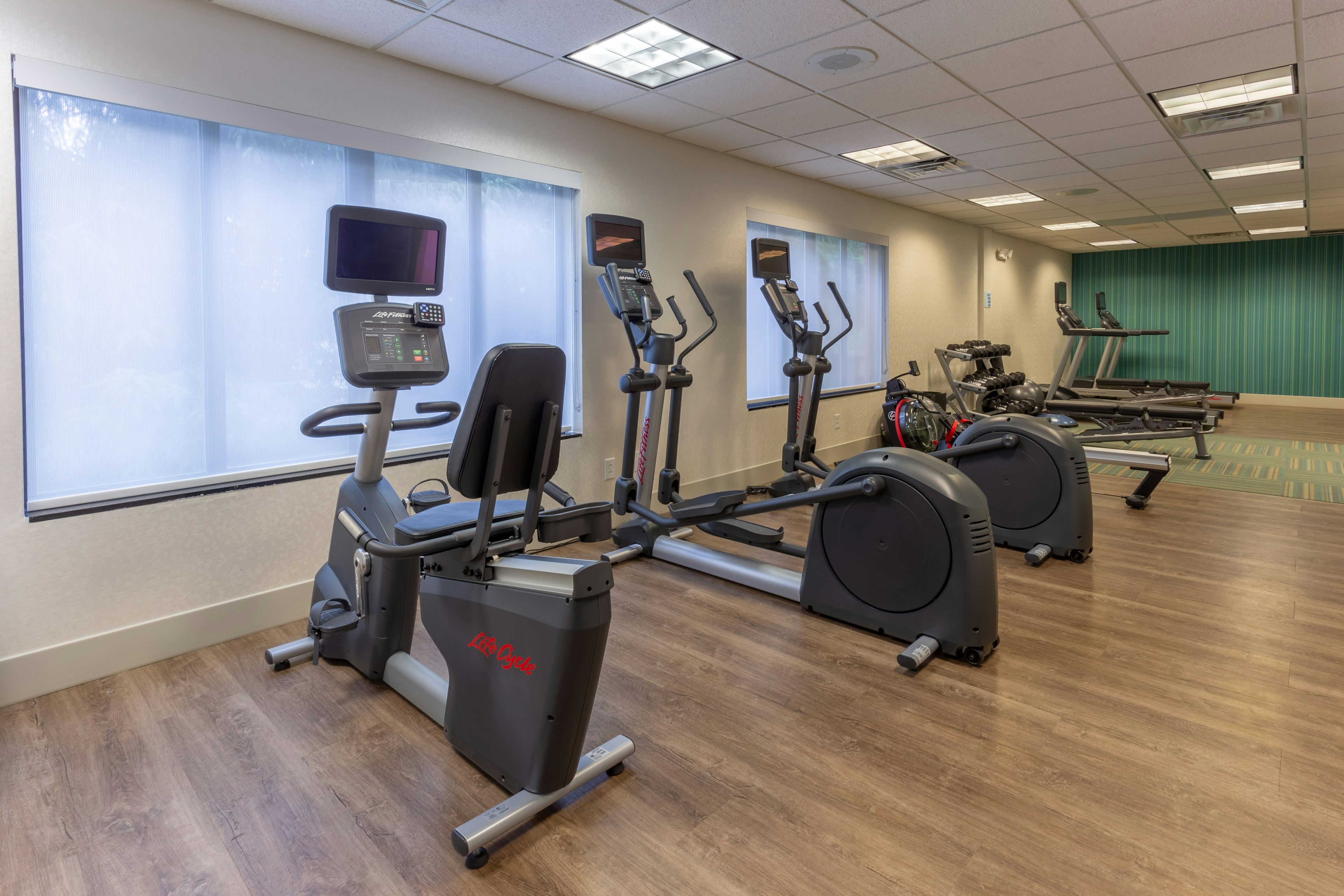 Holiday Inn Express And Suites Milwaukee Nw Park Place 43/79