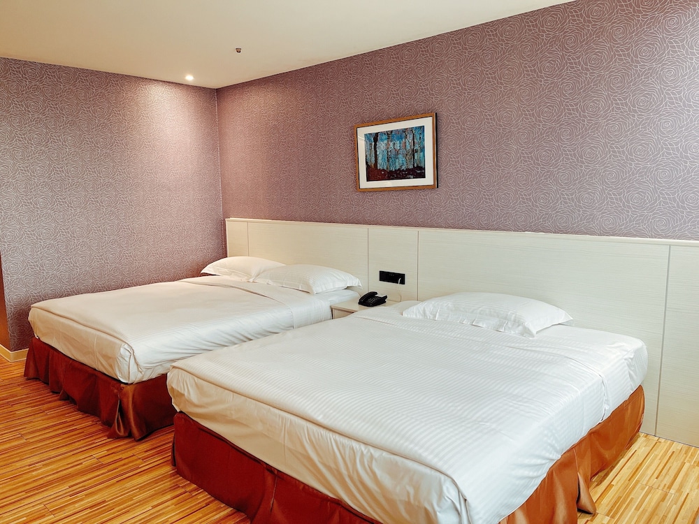 We Meet Hotel 27/68
